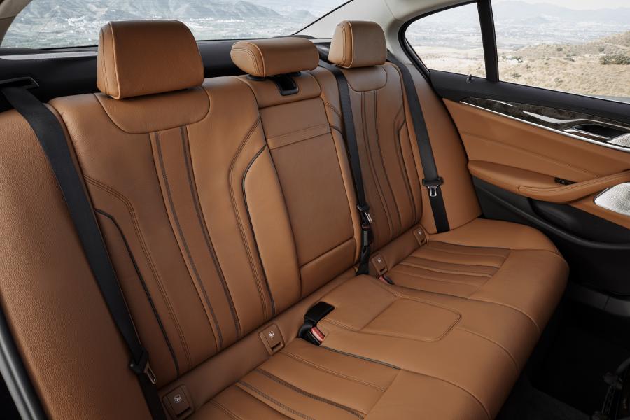 Интерьер BMW 530d xDrive Sedan Luxury Line 2017 года  (WW) (фото 59 из 61)